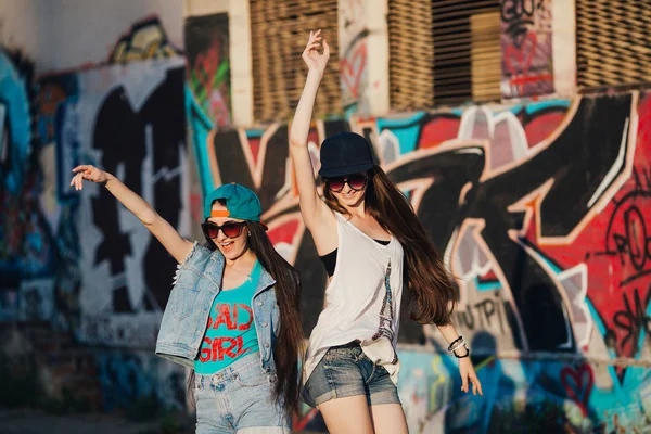 Jeunes filles dansant dans la rue — Photo