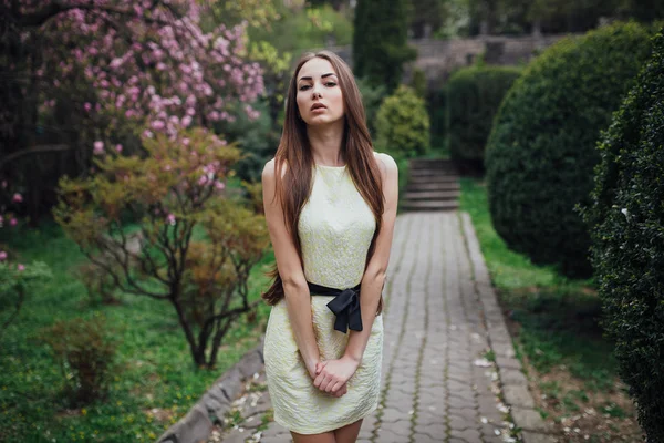 Belle fille près de magnolia — Photo