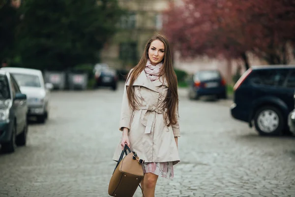 Ceketi giyen genç kadın — Stok fotoğraf