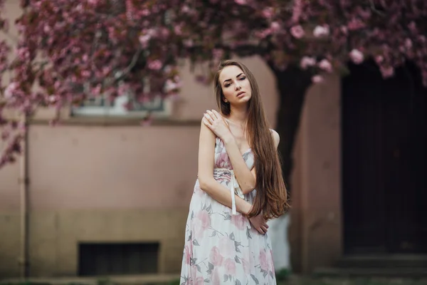 Jovem mulher de vestido — Fotografia de Stock