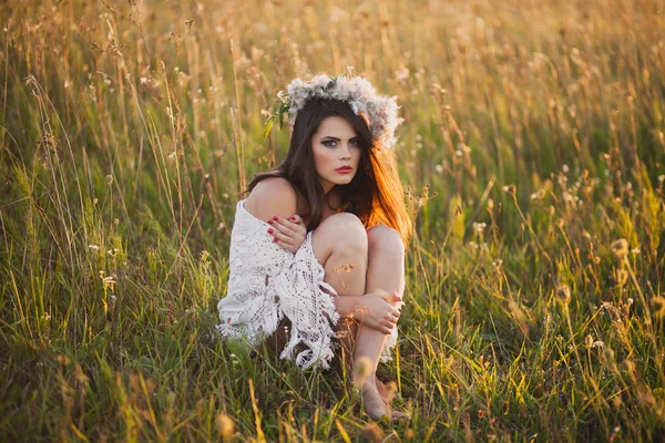 Mujer joven en el campo — Foto de Stock