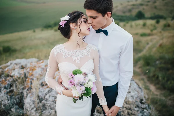 Schönes Paar auf einem Hochzeitsspaziergang — Stockfoto