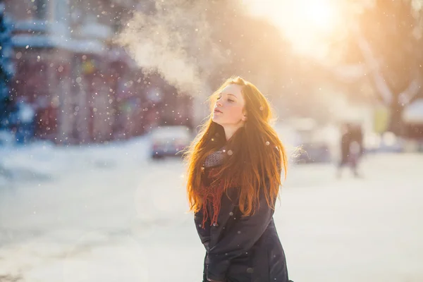 Menina ruiva no dia de inverno congelado — Fotografia de Stock