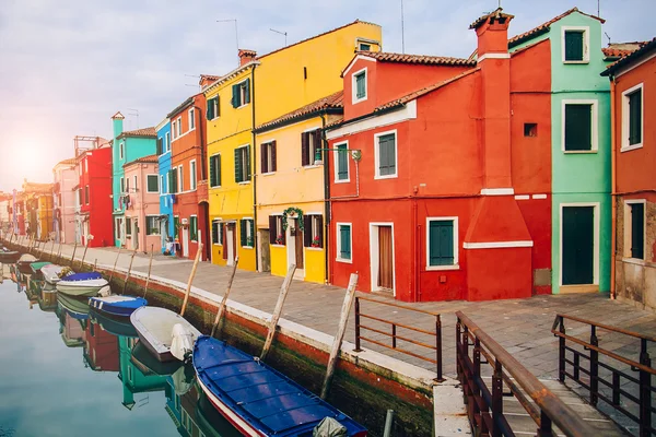 Barevné domy na ostrově burano — Stock fotografie