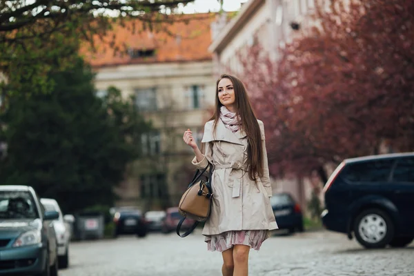 Junge Frau in Jacke — Stockfoto