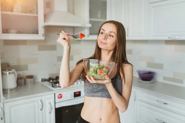 Chica joven con ensalada después del entrenamiento — Foto de Stock