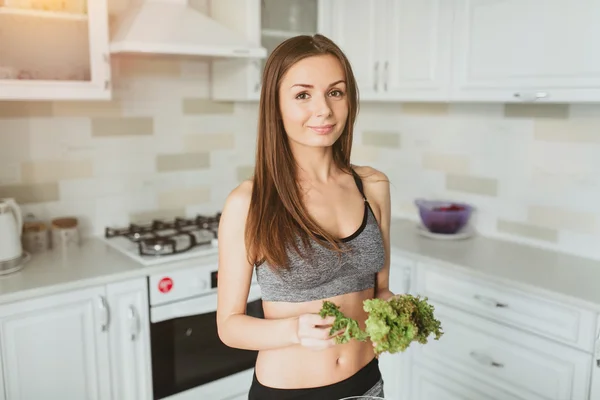 Chica joven haciendo ensalada — Foto de Stock