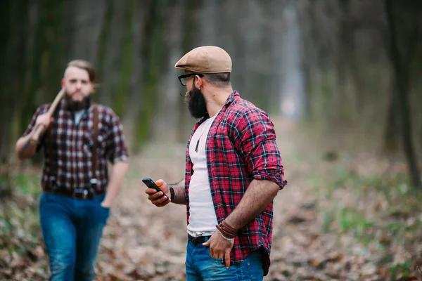 Homens jovens na floresta — Fotografia de Stock