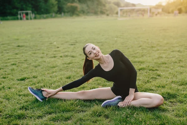 Gadis berlatih yoga — Stok Foto