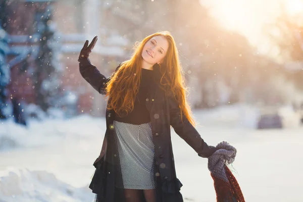 Redhead κορίτσι στην παγωμένη χειμωνιάτικη μέρα — Φωτογραφία Αρχείου