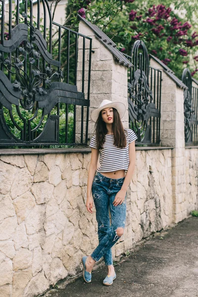 Menina andando na rua — Fotografia de Stock