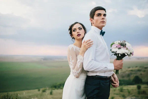 Красивая пара на свадебной прогулке — стоковое фото