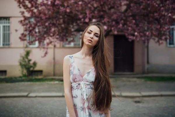Junge Frau im Kleid — Stockfoto