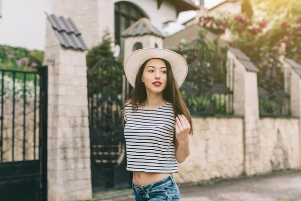 Menina andando na rua — Fotografia de Stock