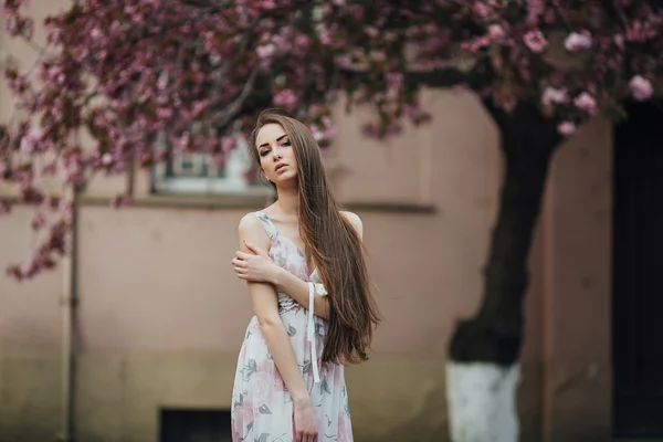 Jeune femme en robe — Photo