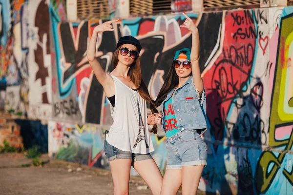 Chicas jóvenes en la calle — Foto de Stock