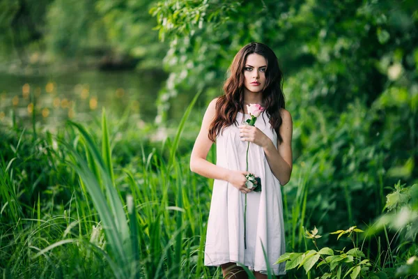 Menina bonita em vestido branco — Fotografia de Stock