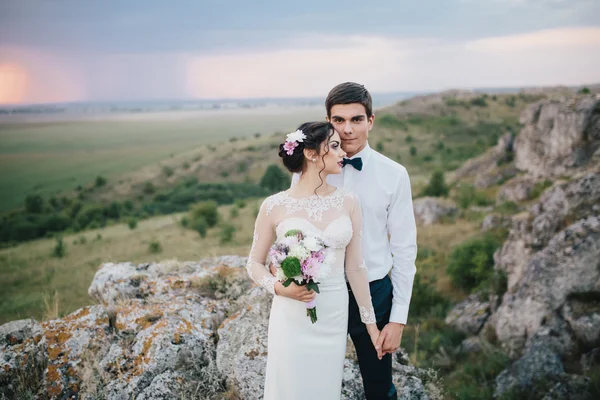 Frumos cuplu pe o plimbare de nunta — Fotografie, imagine de stoc
