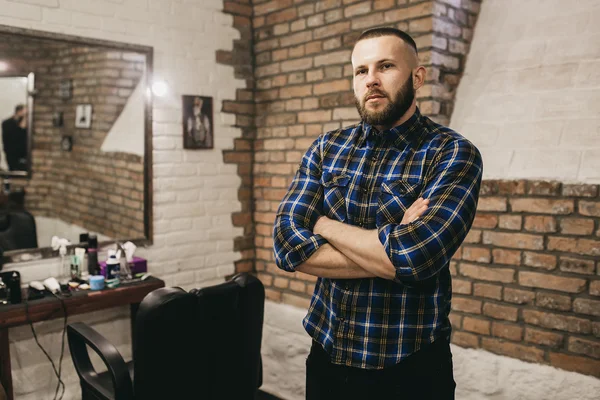 Bärtiger Mann im Friseurladen — Stockfoto