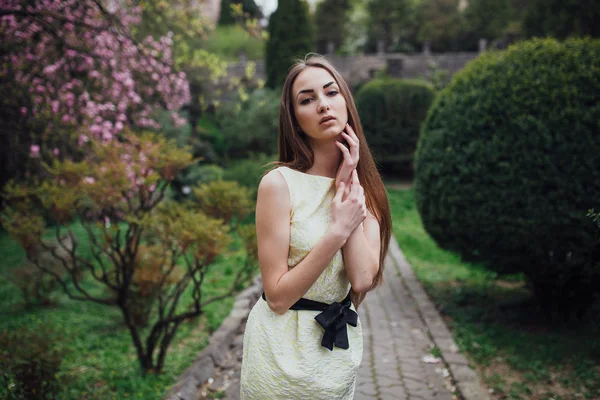 Beautiful girl near magnolia — Stock Photo, Image