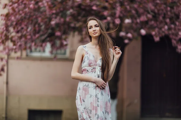 Молодая женщина в платье — стоковое фото