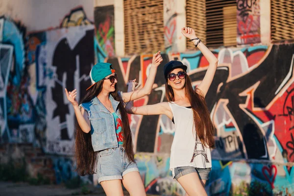 Giovani ragazze sulla strada — Foto Stock