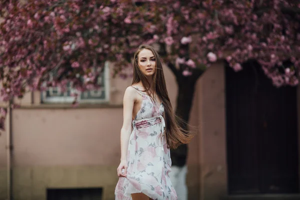 Jovem mulher de vestido — Fotografia de Stock