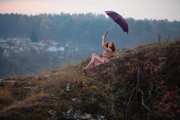 Rusovláska dívka s deštníkem — Stock fotografie