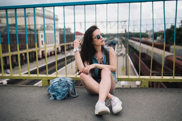 Chica joven posando en la calle —  Fotos de Stock