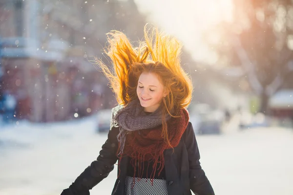 Руда дівчина в замерзлий зимовий день — стокове фото
