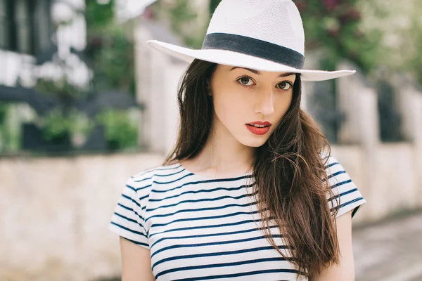 Chica caminando en la calle —  Fotos de Stock