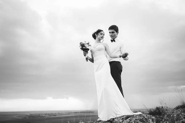 Красивая пара на свадебной прогулке — стоковое фото
