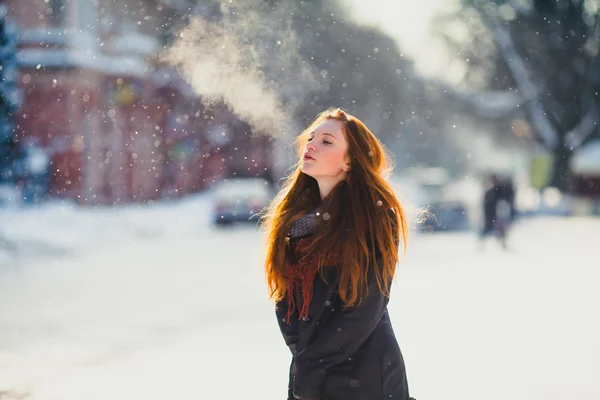 Menina ruiva no dia de inverno congelado — Fotografia de Stock