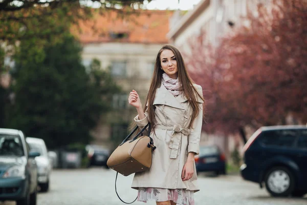 Junge Frau in Jacke — Stockfoto