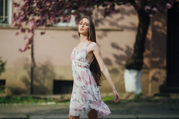 Mujer joven en vestido — Foto de Stock