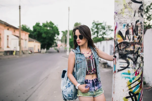 Jovem posando na rua — Fotografia de Stock