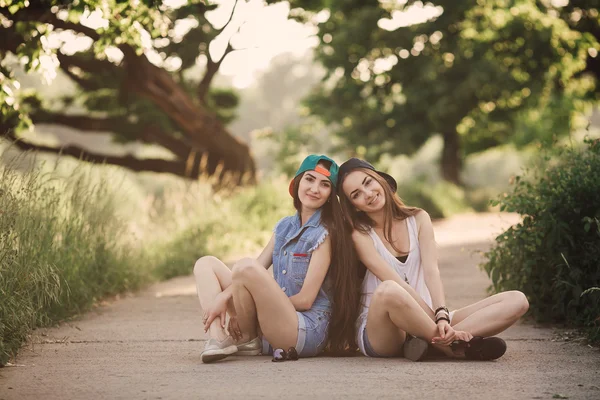 Giovani ragazze sulla strada — Foto Stock