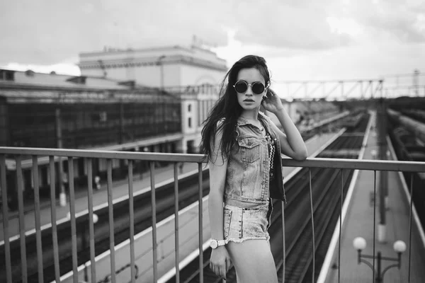 Chica joven posando en la calle — Foto de Stock