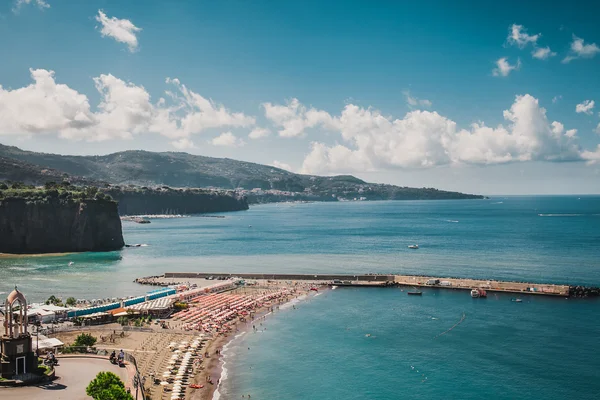 Schöner strand in sorrent — Stockfoto