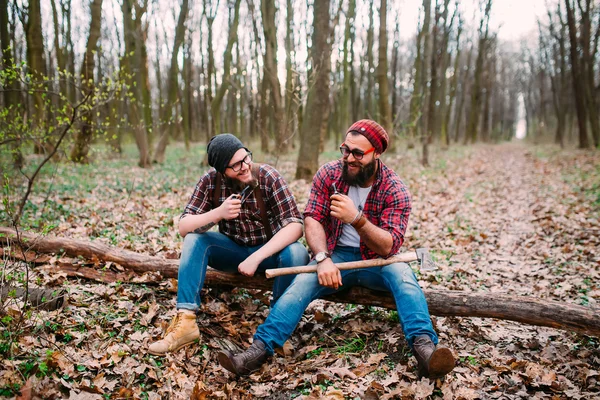 Fiatal férfiak erdő — Stock Fotó