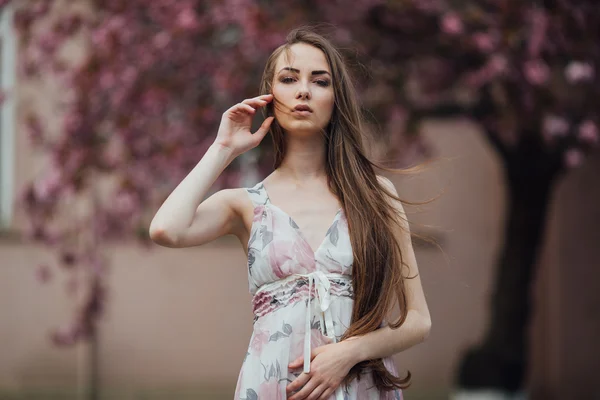 Jovem mulher de vestido — Fotografia de Stock