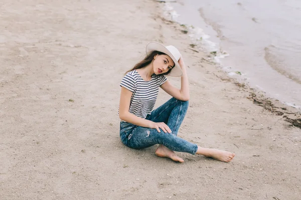 Mooi meisje in de buurt van water — Stockfoto