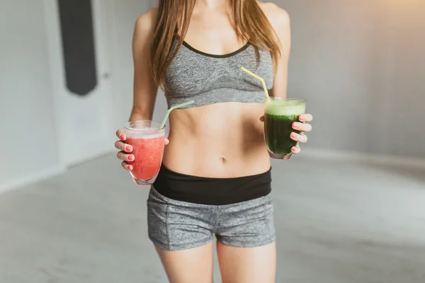 Young girl with detox drinksafter workout — Stock Photo, Image