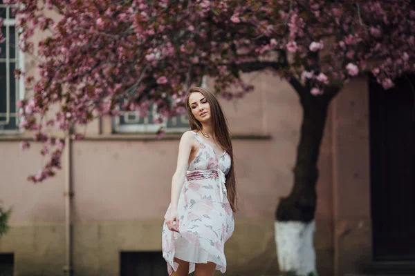 Jovem mulher de vestido — Fotografia de Stock