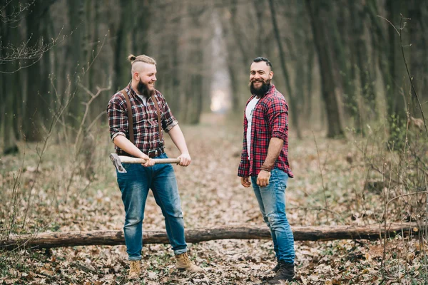 Unga män i skogen — Stockfoto