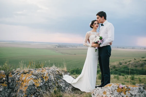 Hermosa pareja en un paseo de bodas —  Fotos de Stock