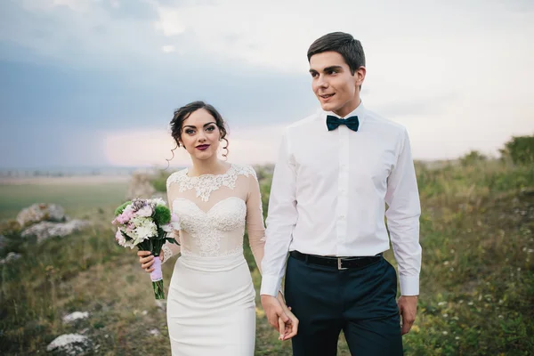 Schönes Paar auf einem Hochzeitsspaziergang — Stockfoto