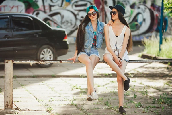Unga flickor på gatan — Stockfoto