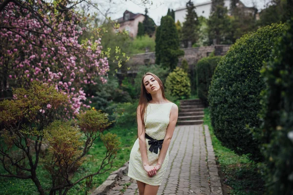 Krásná dívka v blízkosti magnolia — Stock fotografie