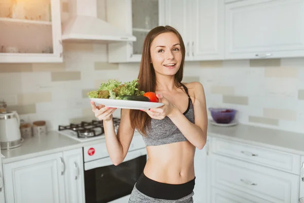 Chica joven con ensalada después del entrenamiento — Foto de Stock